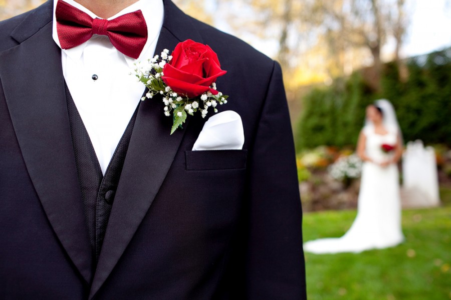 Mariage : comment réaliser la boutonnière pour votre costume ? - Homme e  présent